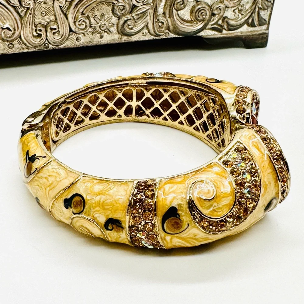 🔥 Gorgeous Rhinestone Statement Bracelet - Picture 8 of 17
